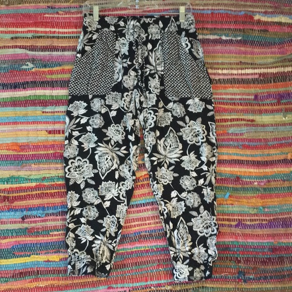 American Eagle Outfitters Pants - AEO Patterned Pants